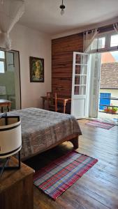 1 dormitorio con 1 cama, mesa y sillas en Résidence Mareva en Antananarivo