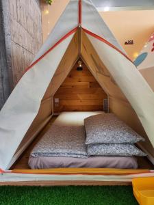 a bed inside of a teepee tent at 棚棚屋室內帳篷民宿Inn in Kaohsiung