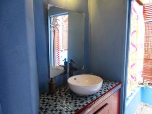 y baño con lavabo blanco y espejo. en The Sweet Retreat, en Port Elizabeth