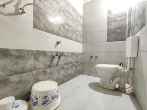 une salle de bain avec toilettes et lavabo dans l'établissement Van Vagdo Resort, à Garudeshwar 72 autres photos