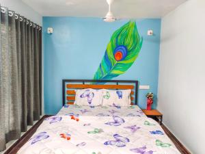 une chambre avec un lit avec une peinture de paon sur le mur dans l'établissement Van Vagdo Resort, à Garudeshwar