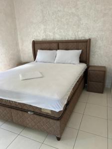 een bed in een slaapkamer met een mattespressovisorvisor bij Lake Skadar Paradise in Podgorica
