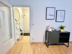 a room with a black table and a mirror at Design City Apt Daisy - Modern, Zentral, Kaffeebar in Leipzig +22 photos