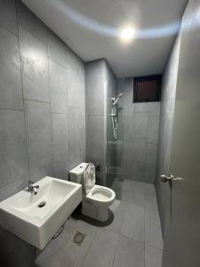 een badkamer met een toilet en een wastafel bij M Vertica 3BR KL Cheras with Netflix in Kuala Lumpur