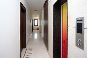 un pasillo de un pasillo en Collection O 8704 Hotel Sakshi, en Gurgaon