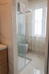 un bagno con servizi igienici e cabina doccia in vetro. di Casa di Zina a Verona