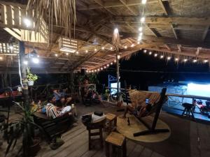 Restaurant o un lloc per menjar a Four Twenty Hostel