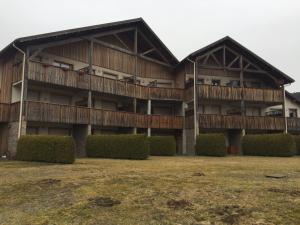 een appartementencomplex met balkons en struiken bij Gérardmer : appartement 43m2, classé 3*, vue lac in Gérardmer