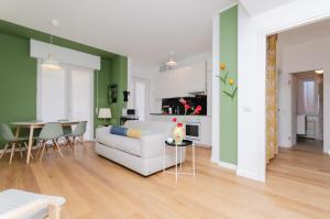 un soggiorno con divano bianco e tavolo di Delizioso Appartamento - A/C, Netflix e Balcone a Milano