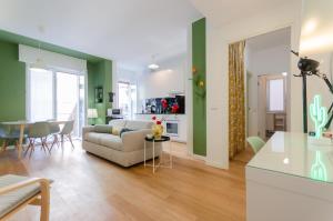 un soggiorno con divano e tavolo di Delizioso Appartamento - A/C, Netflix e Balcone a Milano