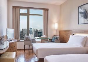 Uma cama ou camas num quarto em Nina Hotel Causeway Bay