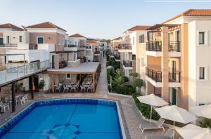 uma imagem de um complexo de apartamentos com piscina em Caldera Bay em Platanias