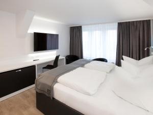 Postel nebo postele na pokoji v ubytování DORMERO Hotel Worms