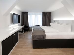 Postel nebo postele na pokoji v ubytování DORMERO Hotel Worms