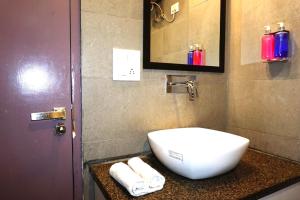 baño con lavabo blanco en la encimera en Tipsyy Inn 018, en Gurgaon