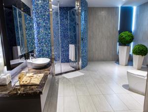 uma casa de banho com um chuveiro, um lavatório e um WC. em All-Ur Boutique Motel - Tai Tung Branch em Taitung City