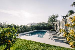a swimming pool in the yard of a house at Cavalino Boutiquehouse in Cavaion Veronese