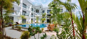Bazén v ubytování Ocean Breeze Apartment nebo v jeho okolí