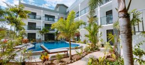 Bazén v ubytování Ocean Breeze Apartment nebo v jeho okolí