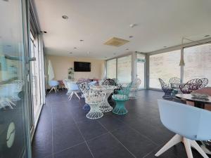 A television and/or entertainment centre at Hotel La Cala Finestrat