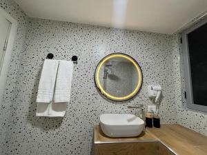 y baño con espejo, aseo y toallas. en Guest-Room Zoi&Teri, en Tepelenë