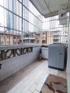 a room with a refrigerator in a building with windows at 寻味成都人民中路店 in Chengdu