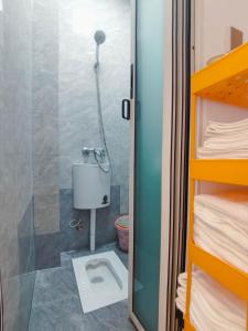 a bathroom with a shower with a toilet in it at 寻味成都人民中路店 in Chengdu