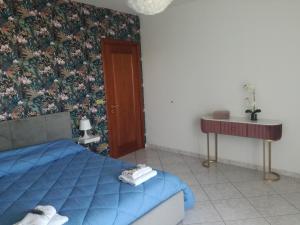Domus Sofia في Ripa Teatina: غرفة نوم بسرير ازرق وورق جدران