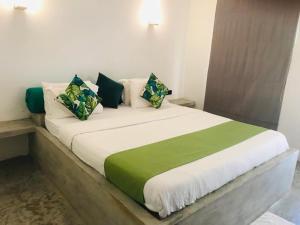 Voodi või voodid majutusasutuse The Tottam Beach Hotel - Trincomalee toas
