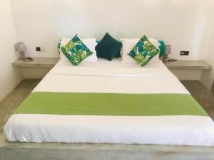 Voodi või voodid majutusasutuse The Tottam Beach Hotel - Trincomalee toas