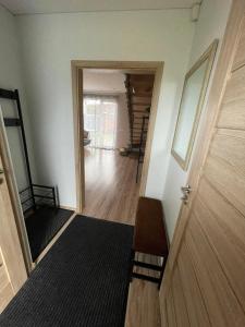 Habitación con pasillo con puerta y escalera en Vaiva’s holiday home, en Kaunas