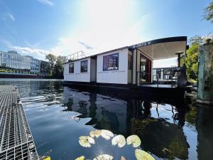 una casa en un barco en un río en Hausboot Tegel, en Zeuthen