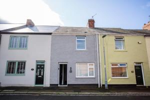 une maison blanche avec deux maisons de couleur différente dans l'établissement Potterhouse Durham by #ShortStaysAway, à Sheepscar