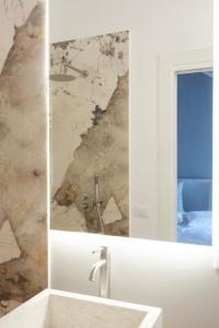 a bathroom with a mirror and a sink at La balza di Scilla in Scilla
