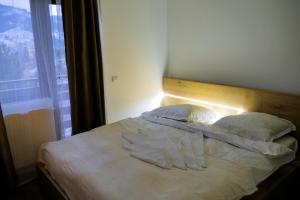 Cabana Pojorata tesisinde bir odada yatak veya yataklar