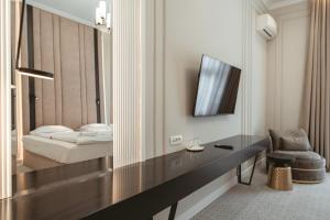 TV a/nebo společenská místnost v ubytování Astoria Grand Hotel
