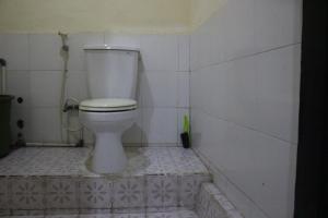 Habitación con suelo de baldosa y baño con aseo. en Shanti Homestay Pacung, en Patjung