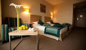 Un pat sau paturi într-o cameră la Azalia Beach Hotel Balneo & SPA