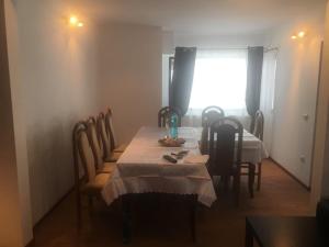 Cabana Pojorata tesisinde bir oturma alanı