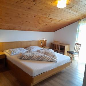 テルメーノにあるHaus Eviの木製の天井が特徴のベッドルーム1室(ベッド1台付)