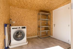 a laundry room with a washer and dryer at Riethoek Westerschouwen in Burgh Haamstede