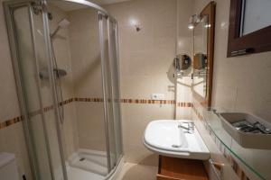 a bathroom with a shower and a sink at Apartamento-Loft con vistas in Vilafamés