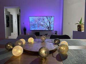 a living room with a table and a purple wall at Apartment Fiore in Smederevo