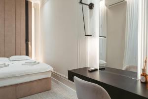 Postel nebo postele na pokoji v ubytování Astoria Grand Hotel
