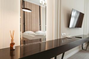 sypialnia z lustrem i biurkiem z łóżkiem w obiekcie Astoria Grand Hotel w mieście Oradea