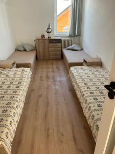 A bed or beds in a room at Vila Lomnička