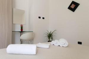 Natur Hotel Tanca في كارديدو: غرفة نوم مع منشفتين على سرير