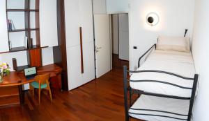 sypialnia z łóżkiem piętrowym obok biurka w obiekcie K's House w mieście Lecco