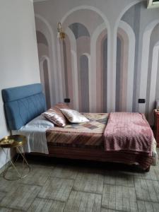 una camera con letto e testiera blu di Appunti di Viaggio Room & Breakfast a San Giorgio di Piano