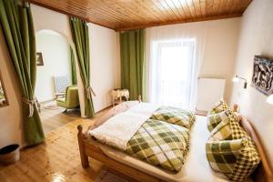ein Schlafzimmer mit einem Bett und einem Fenster in der Unterkunft Waldhotel Bad Jungbrunn in Tristach